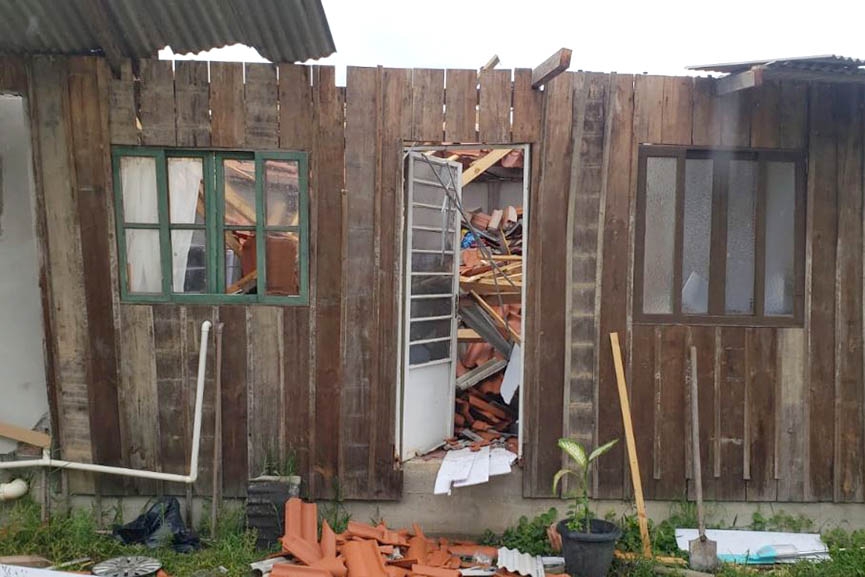 Casa em constru��o desaba com vento forte em Ilhota