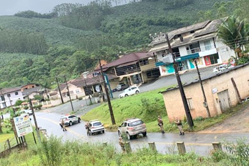 Bandidos assaltam cooperativa e fazem ref�ns no Bra�o do Ba�, em Ilhota