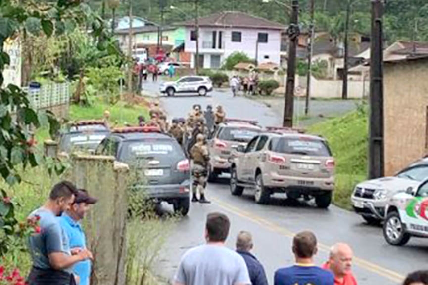 Com as mãos para cima, bandidos se entregam após assalto a cooperativa em Ilhota