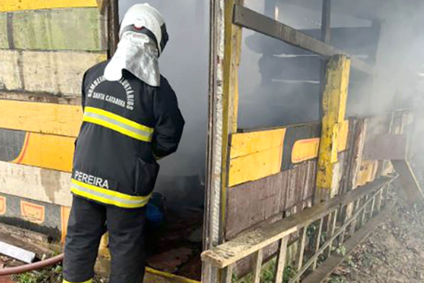 Rancho atr�s de casa em Ilhota pega fogo