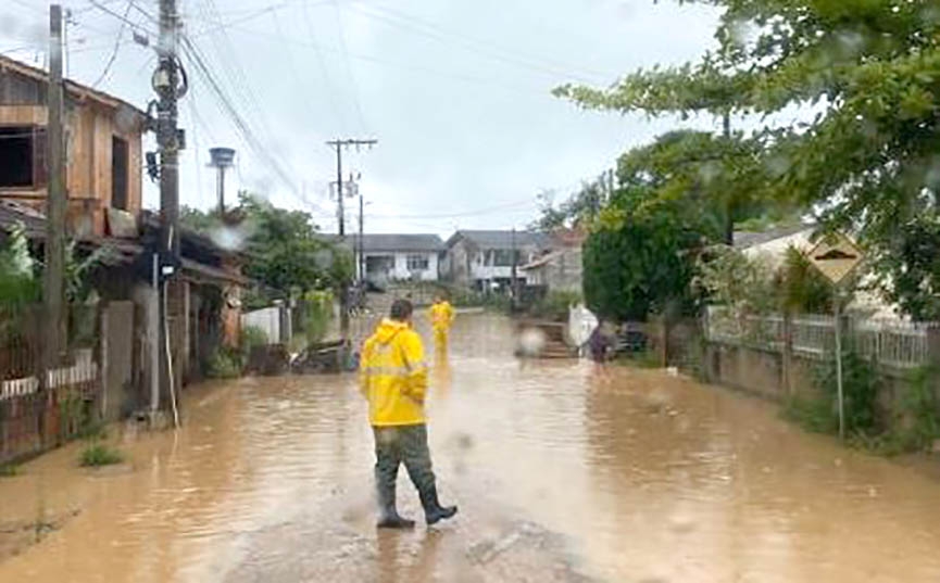 Casal de idosos fica ilhado e é resgatado pelos bombeiros de Ilhota