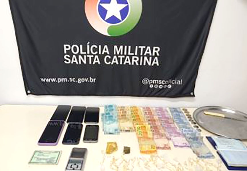 PM aborda seis pessoas e faz pris�es por tr�fico de drogas e corrup��o de menores em Gaspar