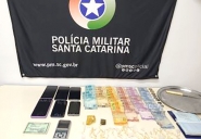 PM aborda seis pessoas e faz pris�es por tr�fico de drogas e corrup��o de menores em Gaspar