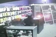 Bandidos dão ré em fachada, invadem loja e roubam celulares no Centro de Ilhota