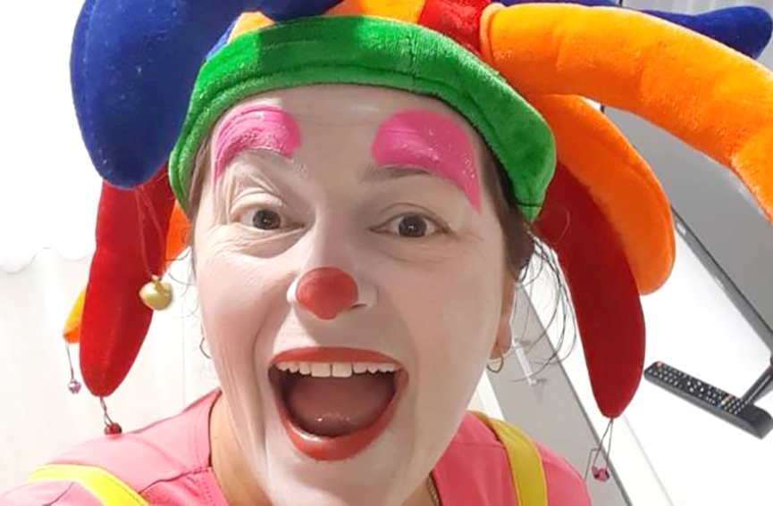 Leleca: a artista que diverte por onde passa