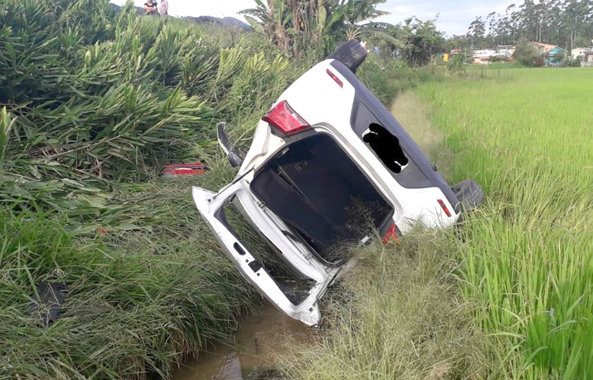 Mulher é hospitalizada após colidir e capotar carro na BR-470, em Gaspar