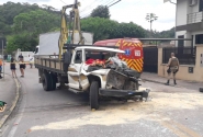 Motorista fica preso dentro de caminhão após colisão no bairro Gasparinho, em Gaspar