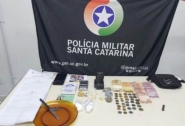 PM prende jovem por tráfico de drogas e corrupção de menores em Gaspar