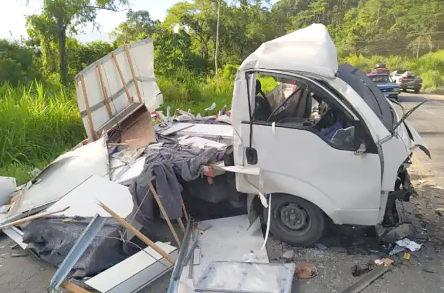 Colisão entre dois caminhões mata jovem na BR-470, em Rodeio
