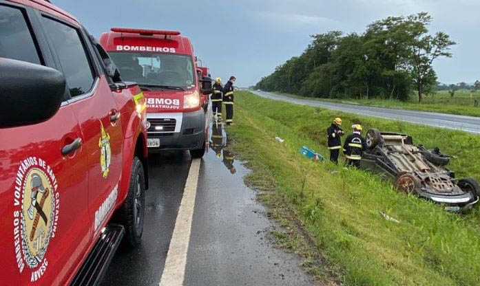 Carro capota e cai no canteiro central da BR-470, em Ilhota