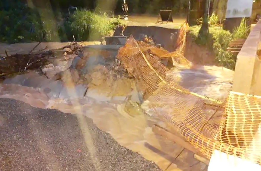 Trânsito em Blumenau sofre alterações após queda de barreira e alagamentos