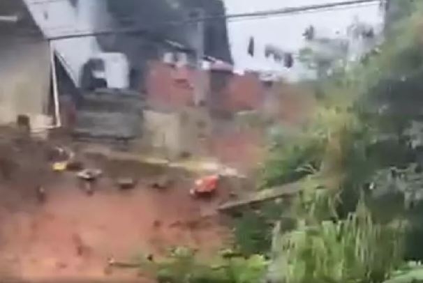 Irm�s de 15 e 17 anos morrem soterradas em deslizamento de terra em Cambori�