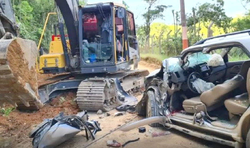 Acidente entre retroescavadeira e carro mata criança em Camboriú
