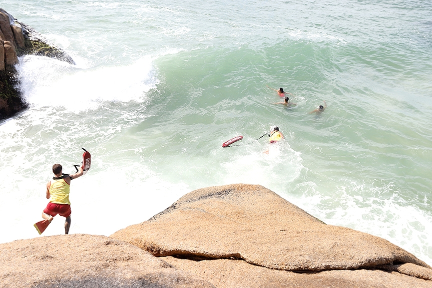 Treinamento: Bombeiros de SC realizam simulado de resgate em praia
