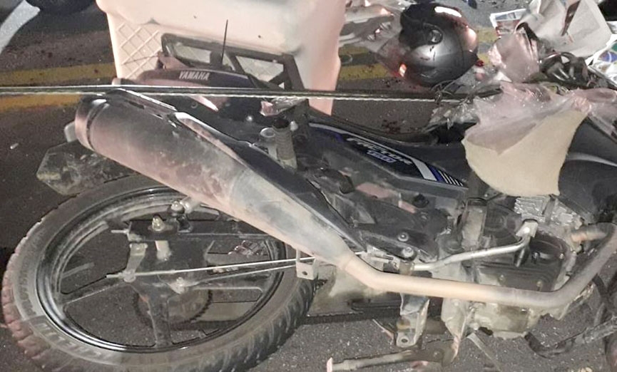 Colis�o entre carro, poste e moto deixa homem ferido no bairro Macuco, em Gaspar