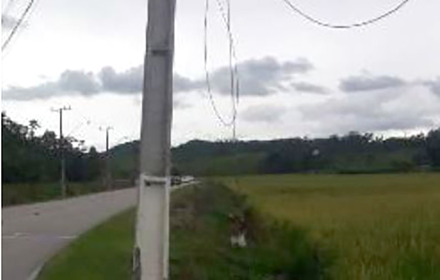 Homem � hospitalizado ap�s colidir carro contra poste no bairro Gasparinho