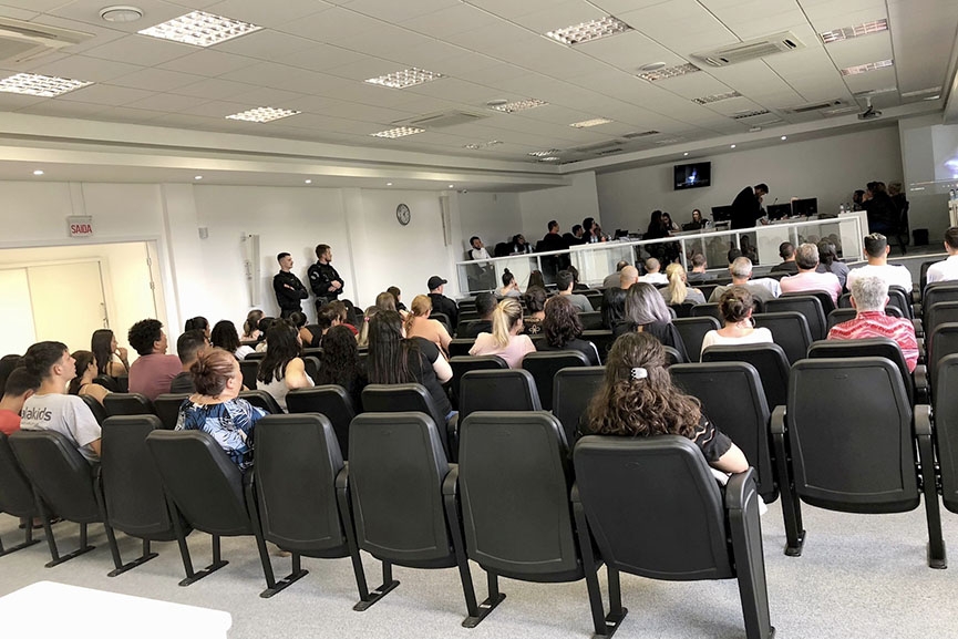 Ap�s 33 horas de julgamento, sete pessoas s�o condenadas por assassinato de homem em Gaspar