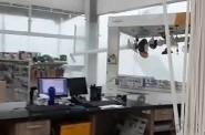 Vídeo mostra força do vento destruindo parede de vidro de loja em Gaspar