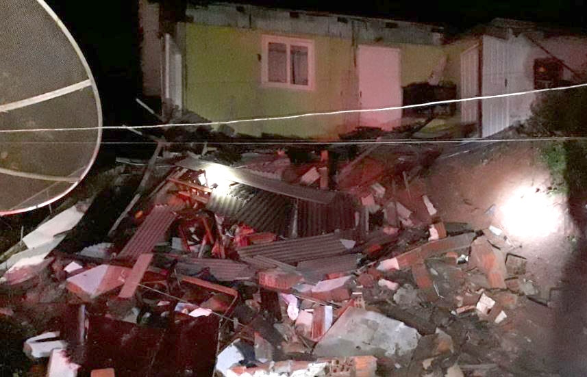 Deslizamento de morro atinge casa no Centro de Gaspar