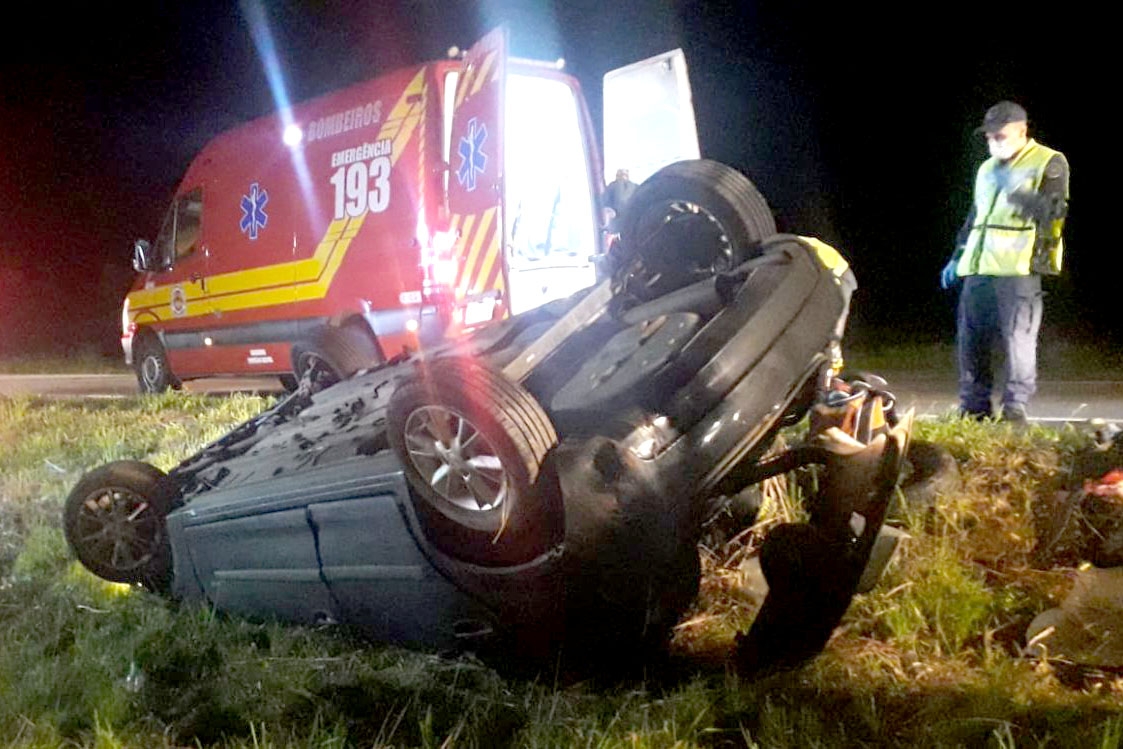 Sa�da de pista seguida de capotamento � registrada na BR-470, em Gaspar