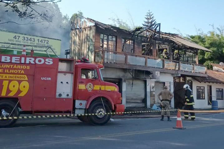 Inc�ndio atinge oficina de motos e casa no Centro de Ilhota