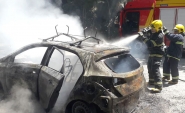 Carro fica completamente destru�do em inc�ndio no Belchior Alto, em Gaspar