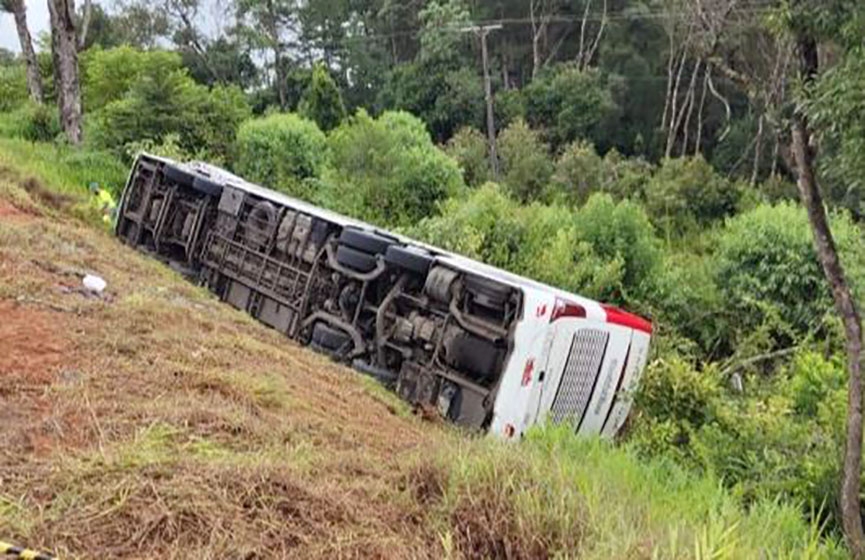 �nibus que saiu de SC tomba e sete pessoas morrem em rodovia do PR