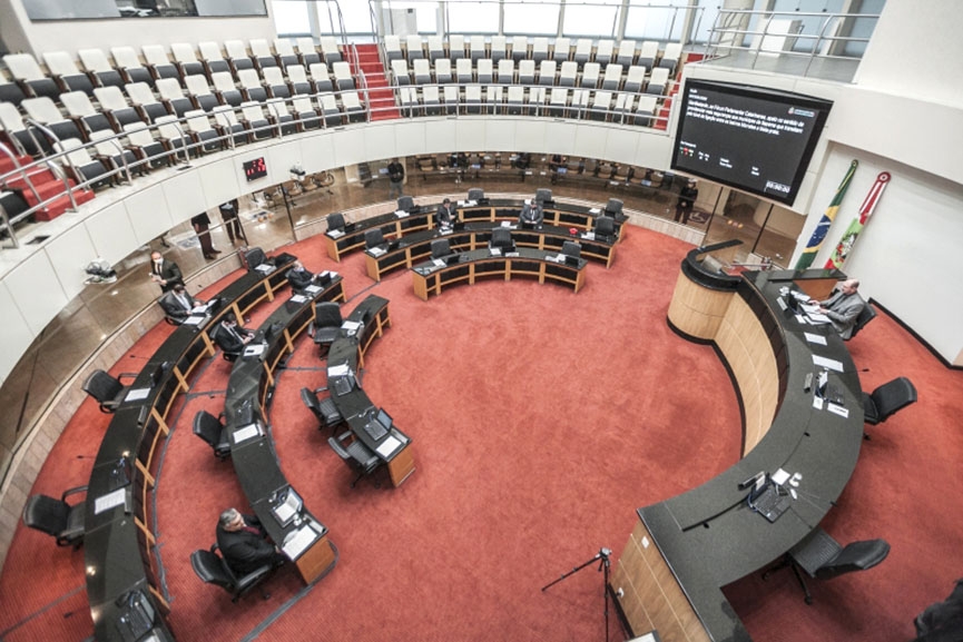 Deputados estaduais de SC tomam posse nesta quarta