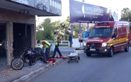 Motociclista é ejetado, quebra vidraça de pizzaria e fica ferido no Centro de Gaspar