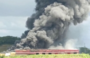 Fumaça de incêndio em empresa em Brusque é tóxica, alerta Defesa Civil