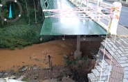 Rua de Gaspar � interditada ap�s deslizamento atingir cabeceira de ponte