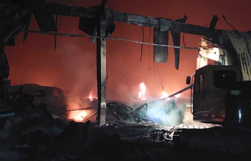 Combate a inc�ndio em empresa em Brusque segue durante esta quinta