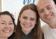 Filha dentista chora de emoção ao realizar protocolo dentário dos pais em clínica de Gaspar