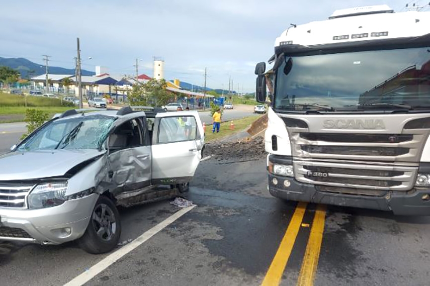 Morre idoso v�tima de acidente entre carro e caminh�o em Gaspar 