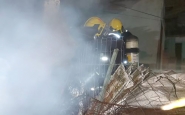 Bombeiros apagam fogo em monte de lixo e impedem inc�ndio em casa em Gaspar