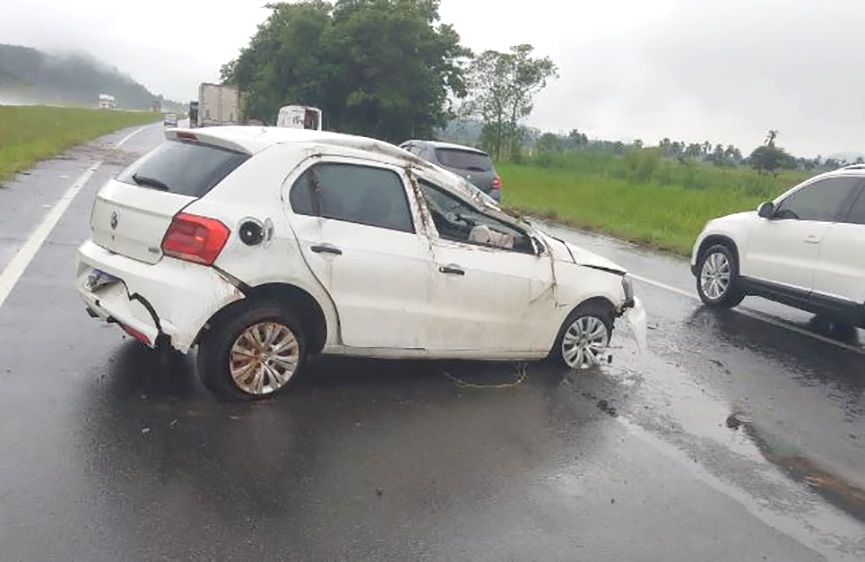 Carro capota na BR-470, em Ilhota