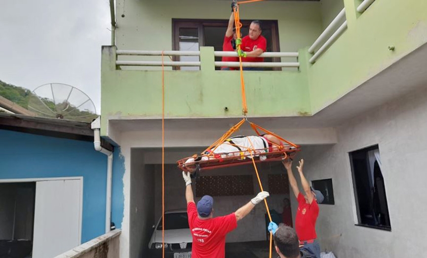 Bombeiros i�am gestante de risco para resgat�-la de segundo andar de casa em Gaspar
