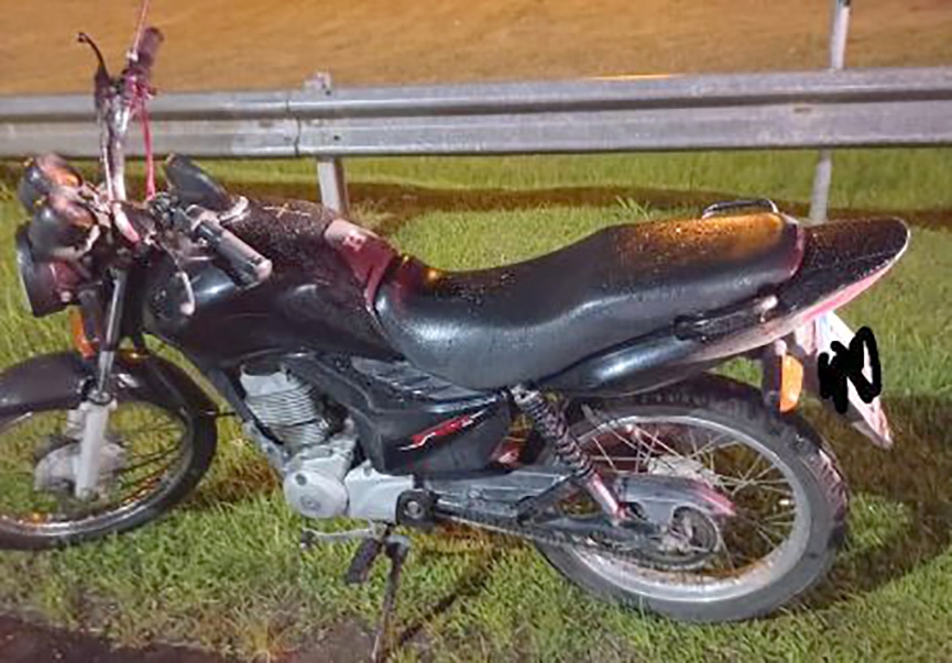 Mulher perde controle de moto e cai em rotat�ria em Gaspar