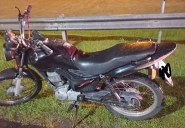 Mulher perde controle de moto e cai em rotat�ria em Gaspar