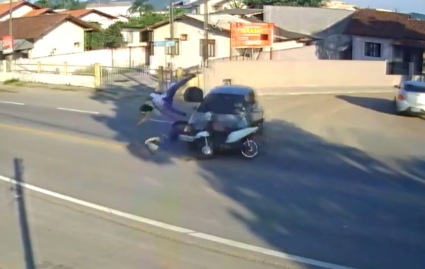 Colisão entre carro e moto deixa mulher ferida em Ilhota