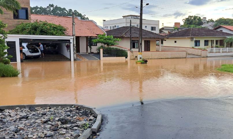 Em 40 minutos, chove em Gaspar o volume considerado 'normal' para 10 horas