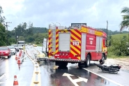 Carro e moto colidem e homem fica ferido no bairro Po�o Grande, em Gaspar