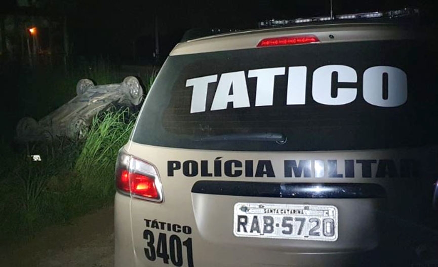 Ap�s persegui��o e troca de tiros, PM recupera carro e prende suspeitos de assaltos em Gaspar