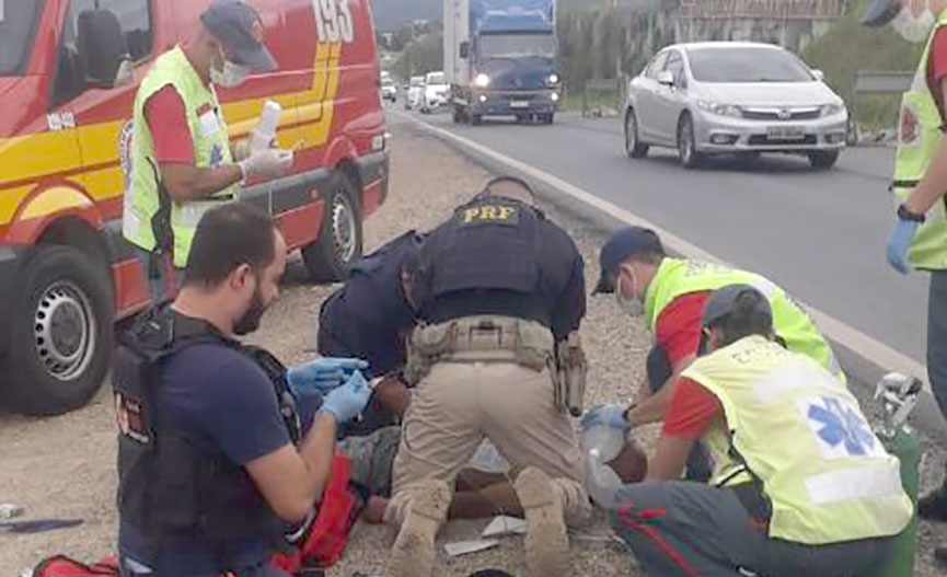 Ciclista sofre parada card�aca e � reanimado na BR-470, em Gaspar