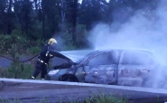 Carro fica destru�do em inc�ndio na BR-470, em Gaspar