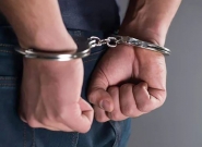 Homem é preso após roubar bebidas e cosméticos de mercado em Brusque