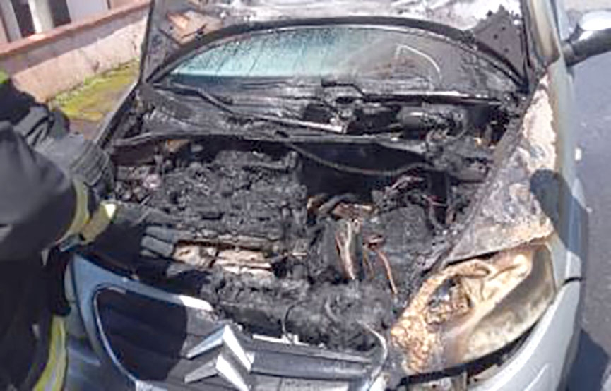 Carro pega fogo no Centro de Ilhota