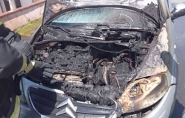 Carro pega fogo no Centro de Ilhota