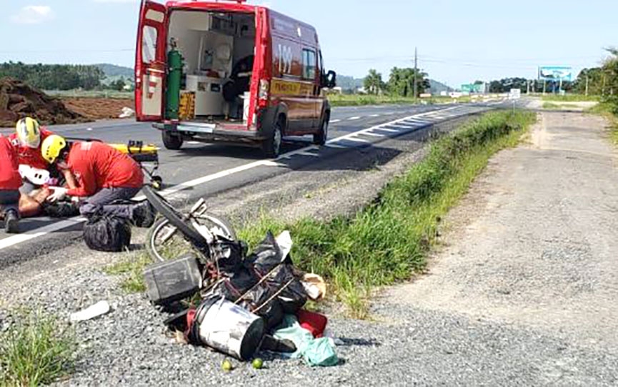 Ciclista fica gravemente ferido em acidente na BR-470, em Ilhota