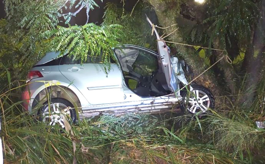 Idoso � hospitalizado ap�s colidir carro contra �nibus e �rvore no Barrac�o, em Gaspar